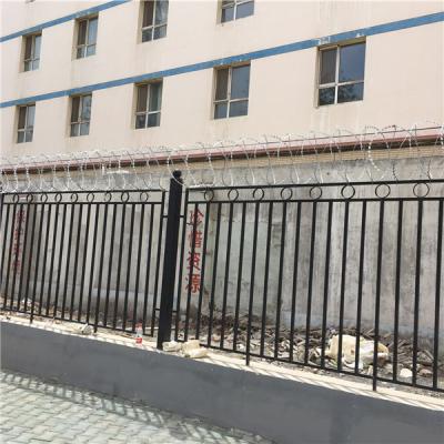 沙灣縣烏魯木齊二十二中學校刀片刺網施工案例
